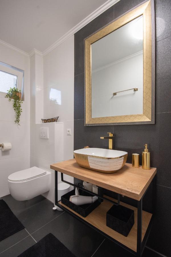 Wellness Studio D'Or - Exclusive New Apartment With Whirlpool, Sauna, Sunny Terrace, Private Parking Porec Esterno foto