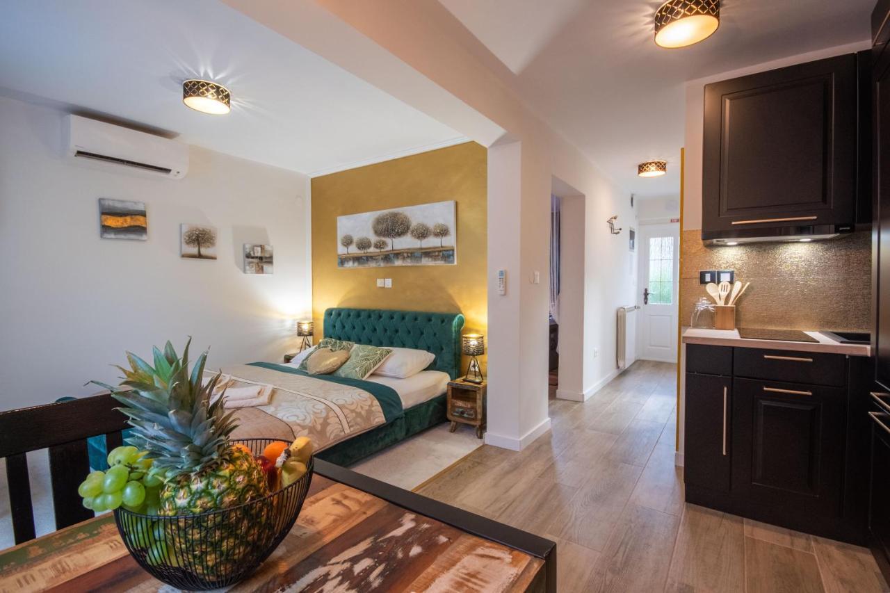 Wellness Studio D'Or - Exclusive New Apartment With Whirlpool, Sauna, Sunny Terrace, Private Parking Porec Esterno foto